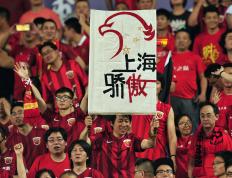 关于经过激烈角逐，球队艰难地抓住胜利的尾巴的信息