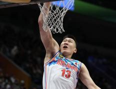 山东男篮战胜新疆男篮，取得艰难胜利保持不败